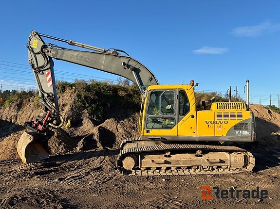 Grävmaskin Volvo 210BLC med redskap