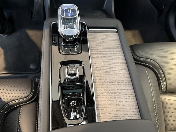 Volvo XC90 11 of 16