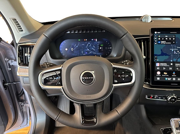 Volvo XC90 8 of 16