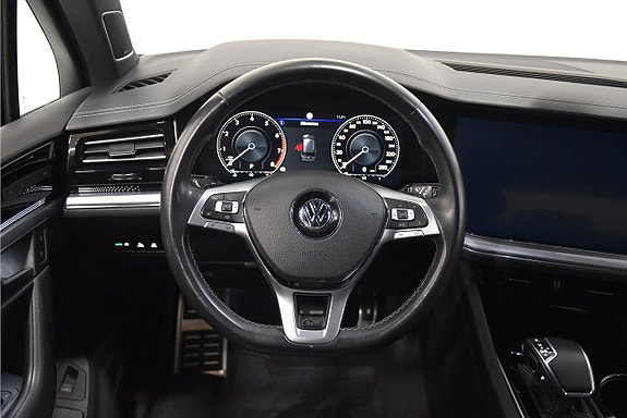 Volkswagen Touareg 2 of 5
