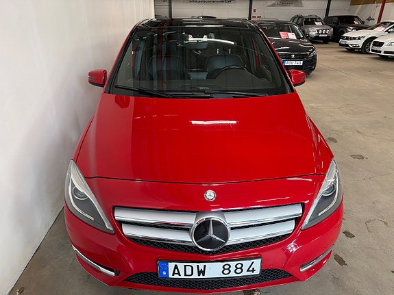 Mercedes-Benz B180 2 of 5