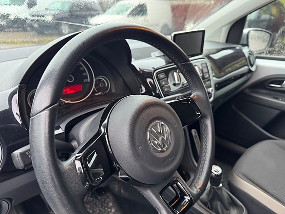 Volkswagen UP! 6 of 9