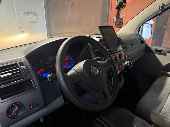 Volkswagen Caravelle 9 of 15