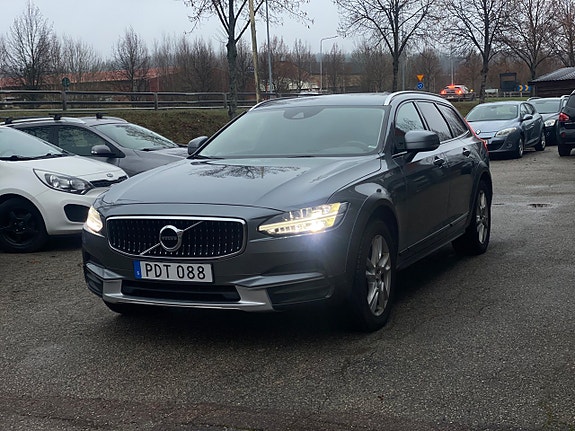 Volvo V90 Cross Country 2 of 5