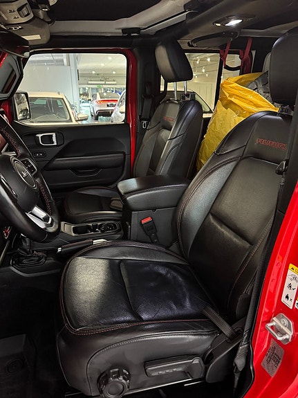 Jeep Wrangler Unlimited 3 of 13
