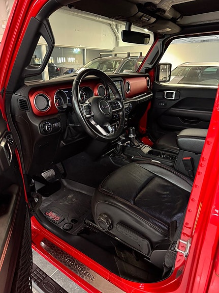 Jeep Wrangler Unlimited 2 of 13