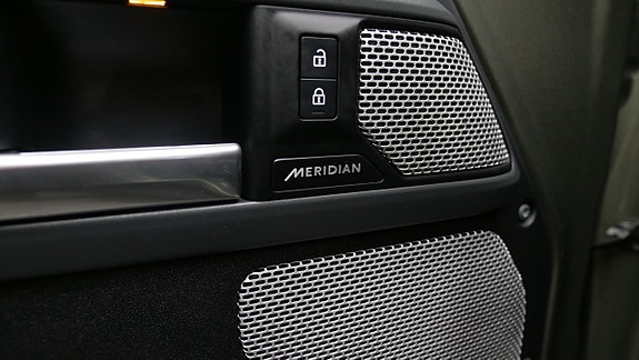 Land Rover Defender 130 21 of 24