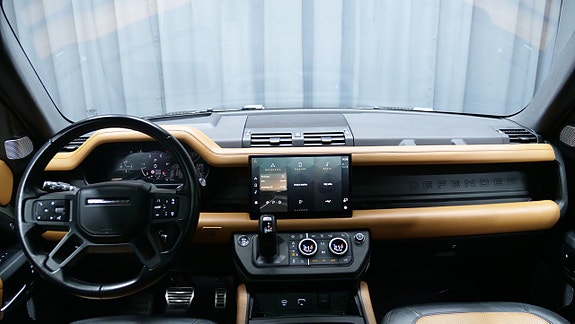 Land Rover Defender 130 18 of 24