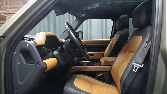 Land Rover Defender 130 14 of 24