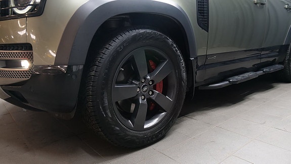 Land Rover Defender 130 8 of 24