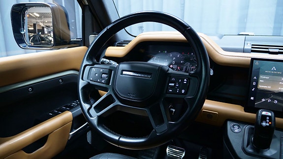 Land Rover Defender 130 17 of 24