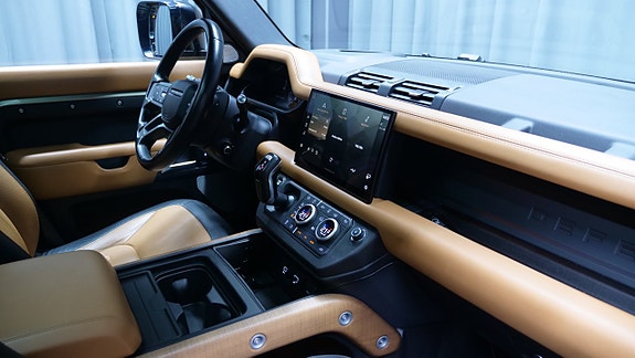 Land Rover Defender 130 16 of 24