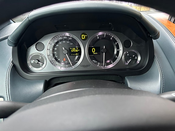 Aston Martin DB9 8 of 21