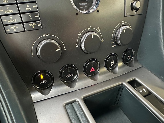 Aston Martin DB9 16 of 21