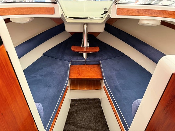 AQUADOR 22 HT MED MERCRUISER 4.3 MPI - 2003 7 of 12
