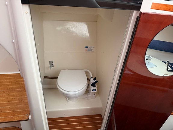 AQUADOR 22 HT MED MERCRUISER 4.3 MPI - 2003 11 of 12
