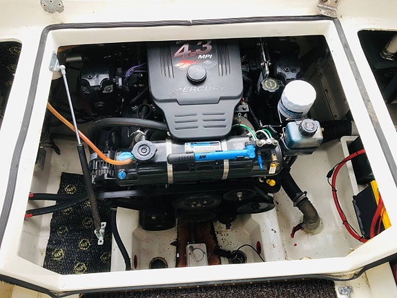 AQUADOR 22 HT MED MERCRUISER 4.3 MPI - 2003 12 of 12