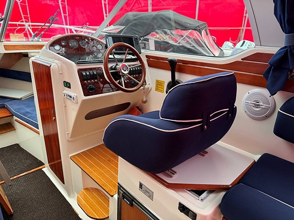 AQUADOR 22 HT MED MERCRUISER 4.3 MPI - 2003 5 of 12