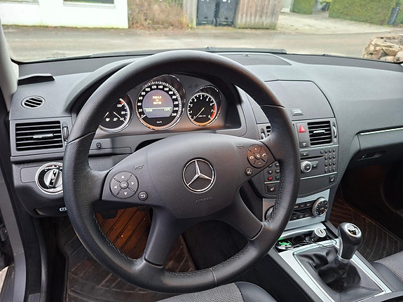 Mercedes-Benz C180 2 of 5