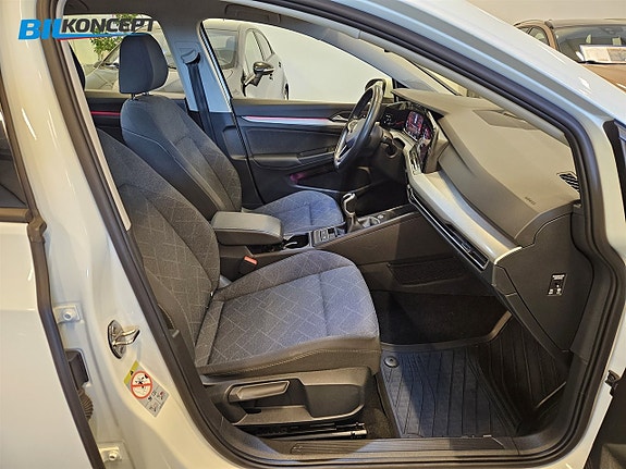 Volkswagen Golf VIII 10 of 23
