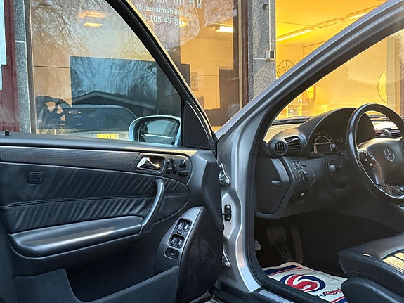 Mercedes-Benz C32 6 of 19