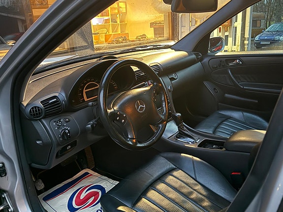 Mercedes-Benz C32 8 of 19