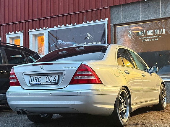 Mercedes-Benz C32 5 of 19
