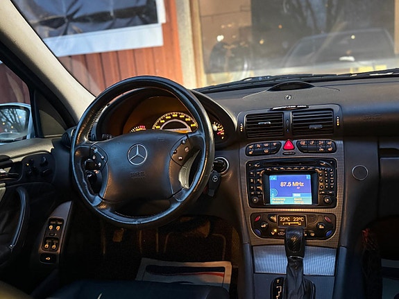 Mercedes-Benz C32 9 of 19