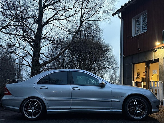 Mercedes-Benz C32 17 of 19