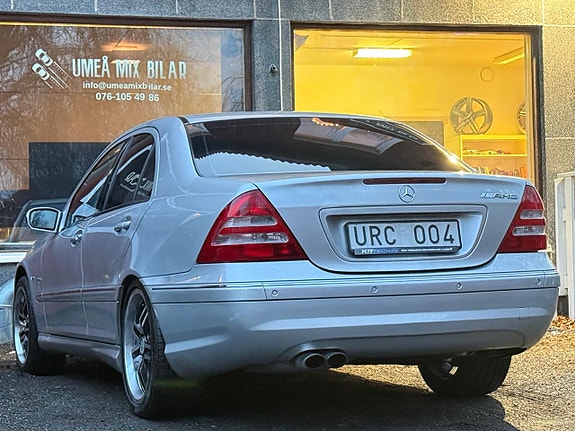 Mercedes-Benz C32 4 of 19
