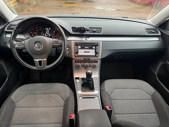 Volkswagen Passat 12 of 16
