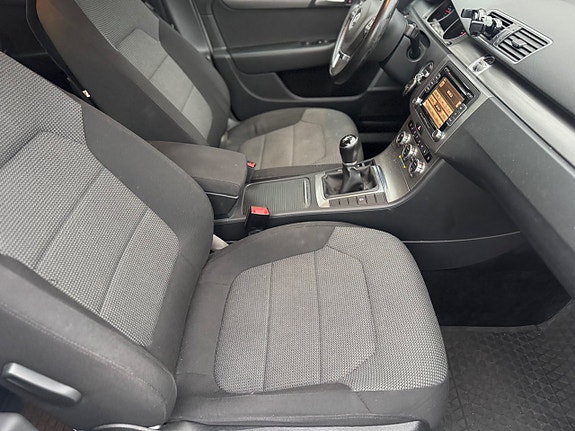 Volkswagen Passat 10 of 16
