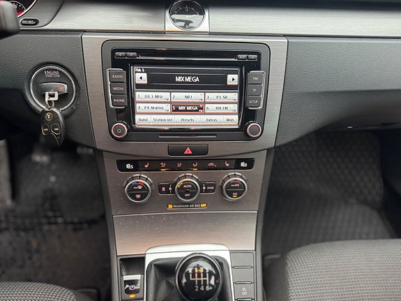 Volkswagen Passat 14 of 16