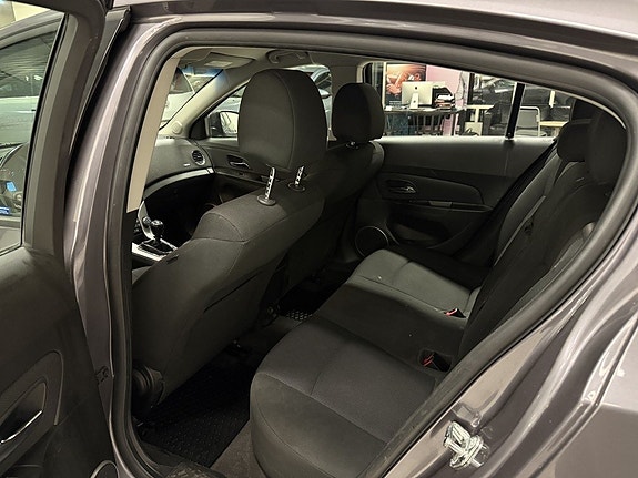 Chevrolet Cruze 20 of 22