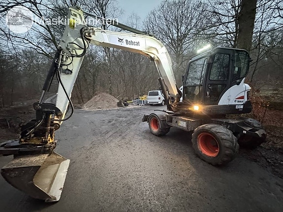 Bobcat E 55 W med Redskapsvagn samt redskap