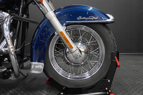 Harley-Davidson Heritage Softail Classic FLSTC 4 of 16