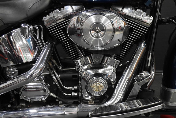 Harley-Davidson Heritage Softail Classic FLSTC 5 of 16