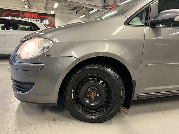 Volkswagen Touran 2 of 5