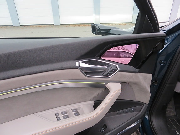 Audi e-tron 10 of 26