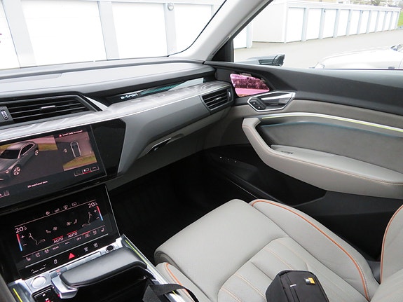 Audi e-tron 8 of 26