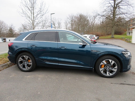 Audi e-tron 4 of 26