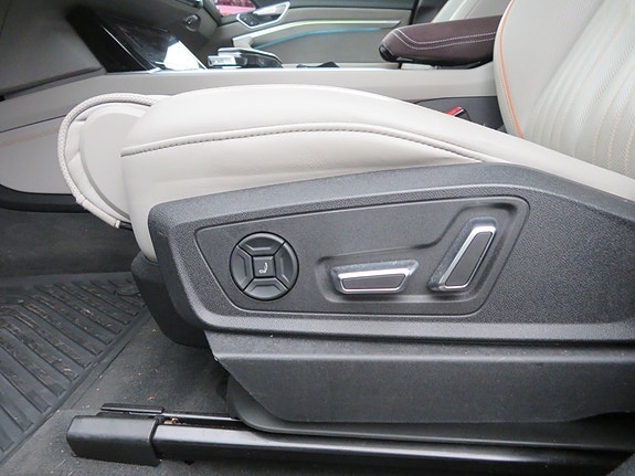 Audi e-tron 9 of 26