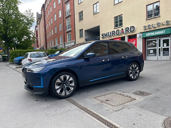 BMW iX 2 of 9