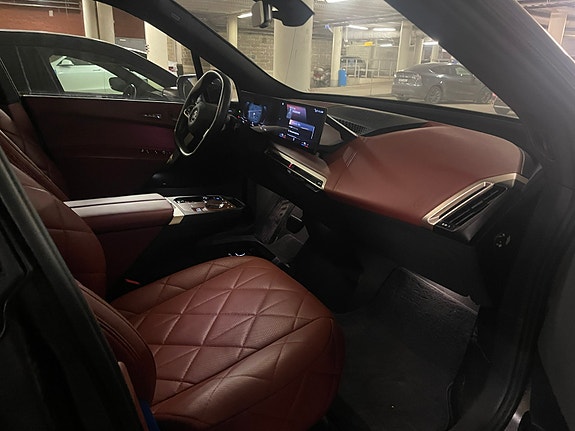 BMW iX 5 of 9