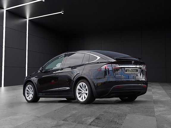 Tesla Model X 8 of 11