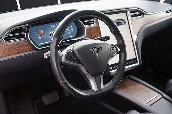 Tesla Model X 9 of 11