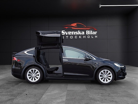 Tesla Model X 7 of 11