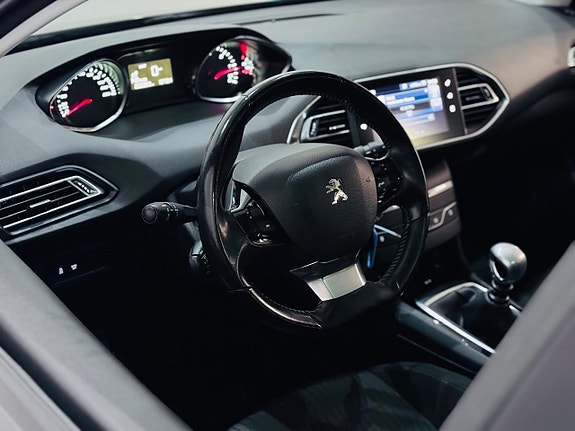 Peugeot 308 SW 9 of 19