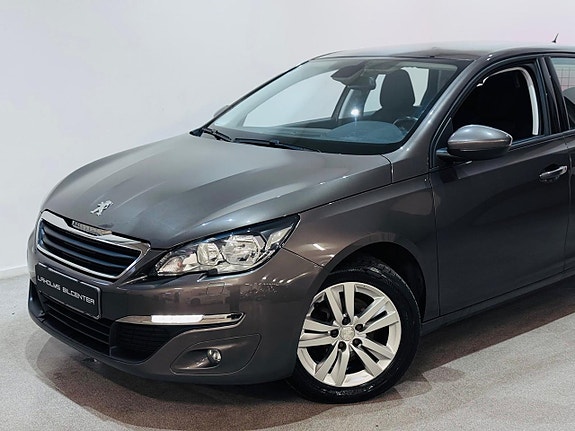 Peugeot 308 SW 2 of 5
