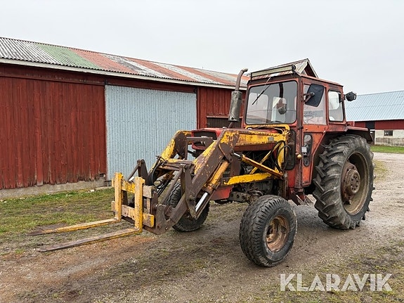 Traktor Massey Ferguson 1175 med frontlastare